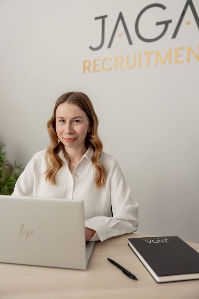Konsultantka JAGA Recruitment pracuje przy laptopie przy biurku w biurze agencji